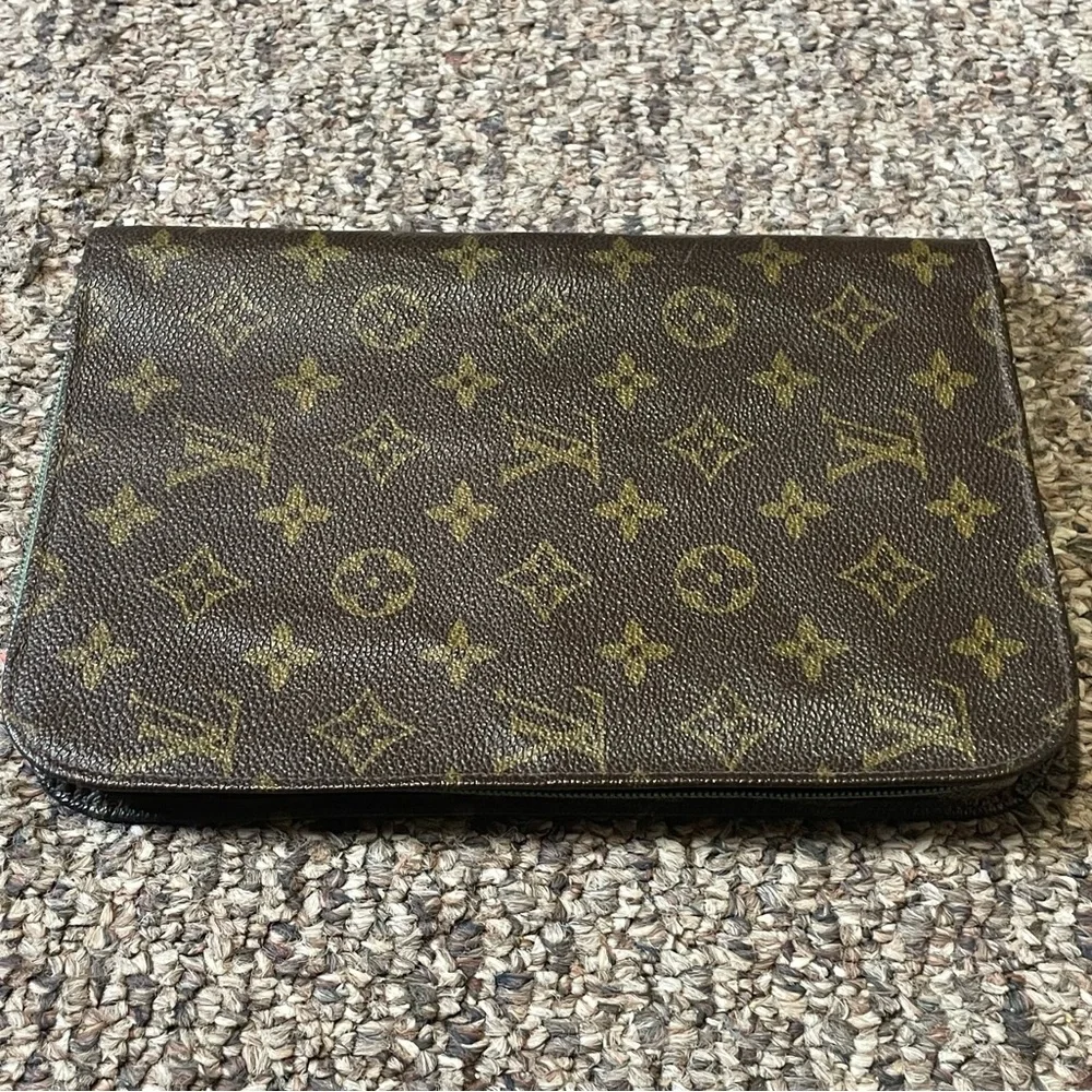 Louis Vuitton elegant louis